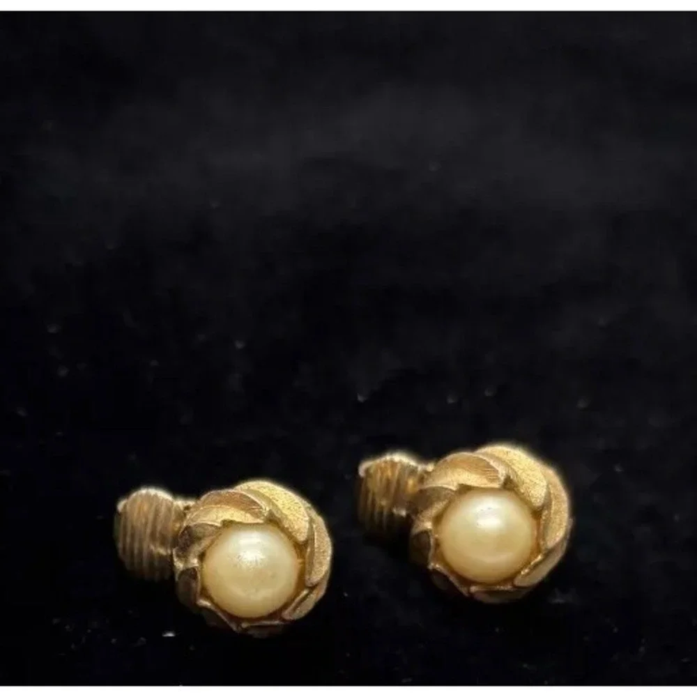 Earrings Gold Tone With Dainty Pearl Granny Chic Vintage Clip On - Picture 2 of 6